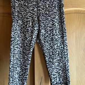 Women’s Under Armour work out capris size medium